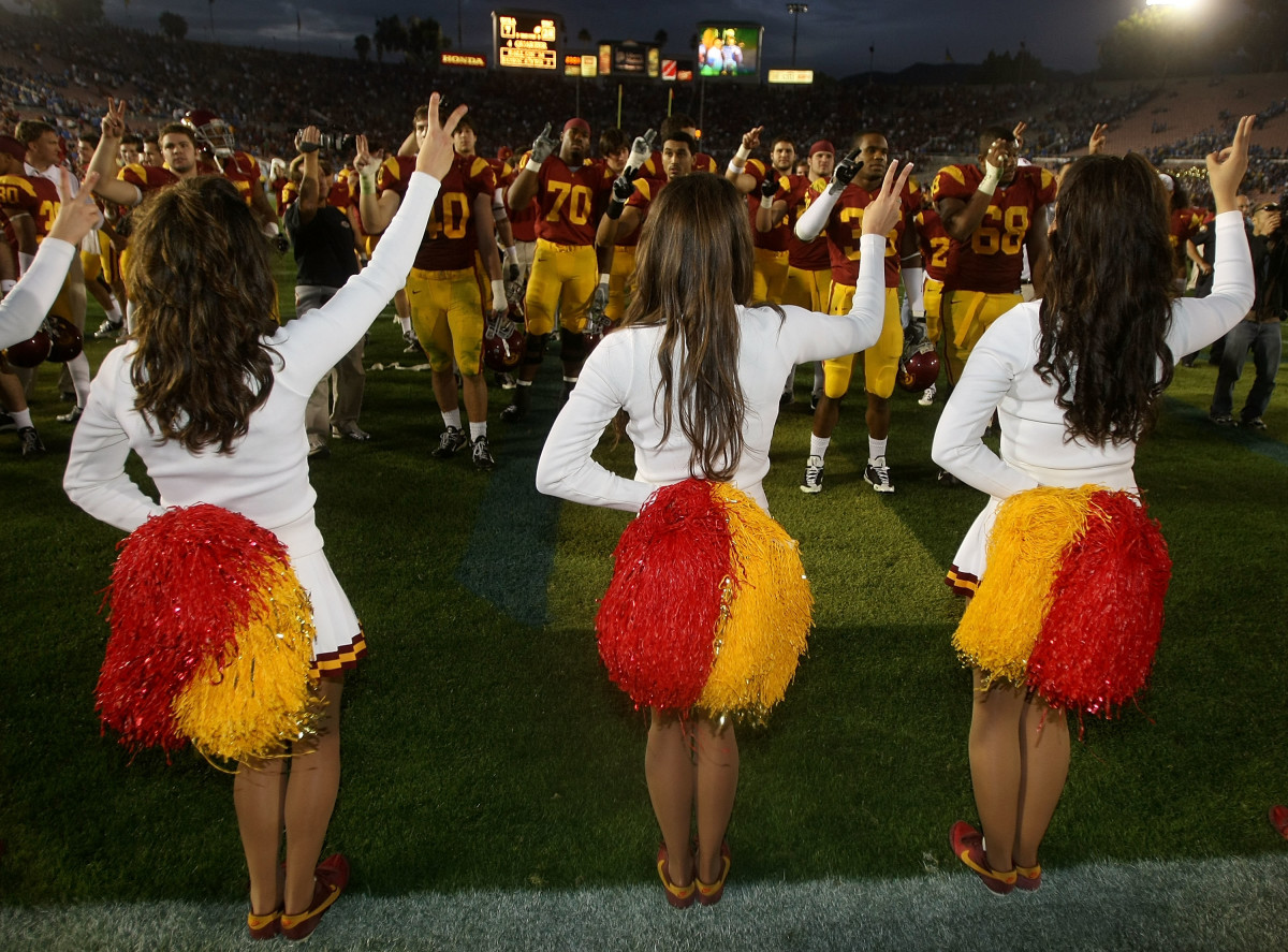 USC Trojans Cheerleader Goes Viral With Swimsuit Photo The Spun