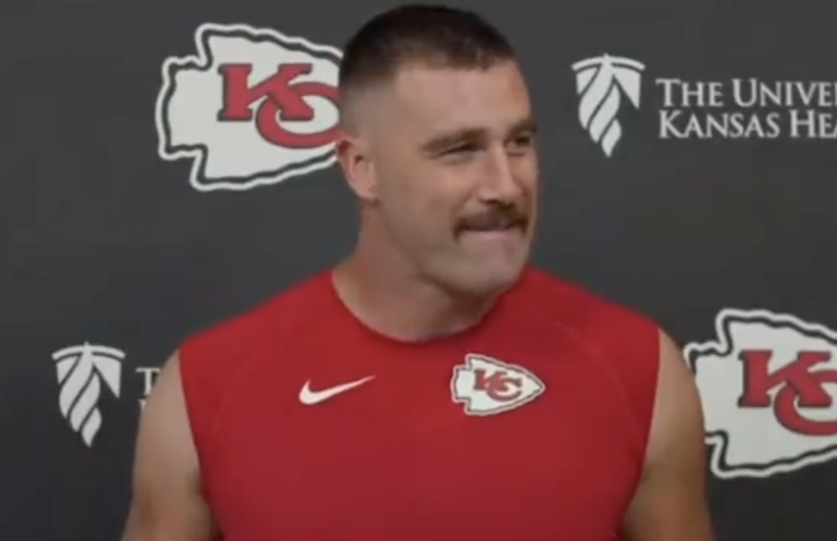 Fans Loved Travis Kelce S Response To Aaron Rodgers Over Mr Pfizer