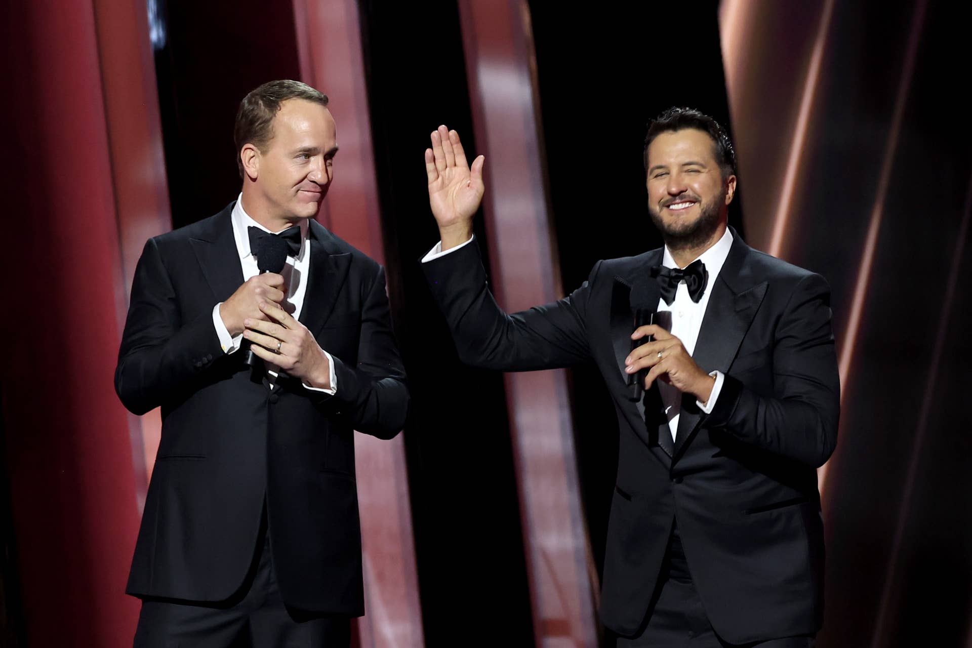Peyton Manning's Jerry Jones Joke Goes Viral At CMA Music Awards - The Spun