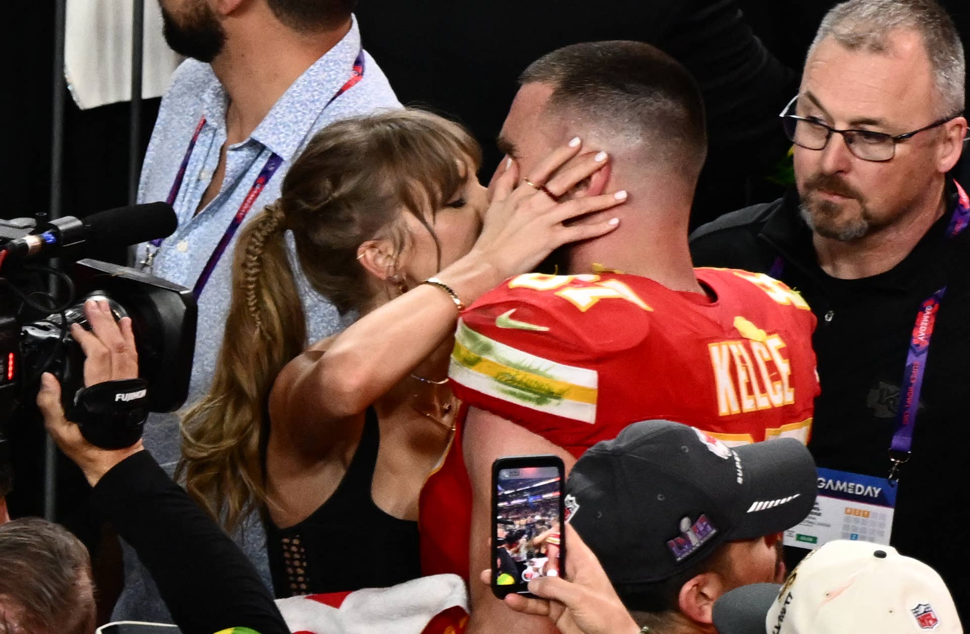 Travis Locking Travis Kelce, Taylor Swift Spotted Locking Lips After Monday Night's ...