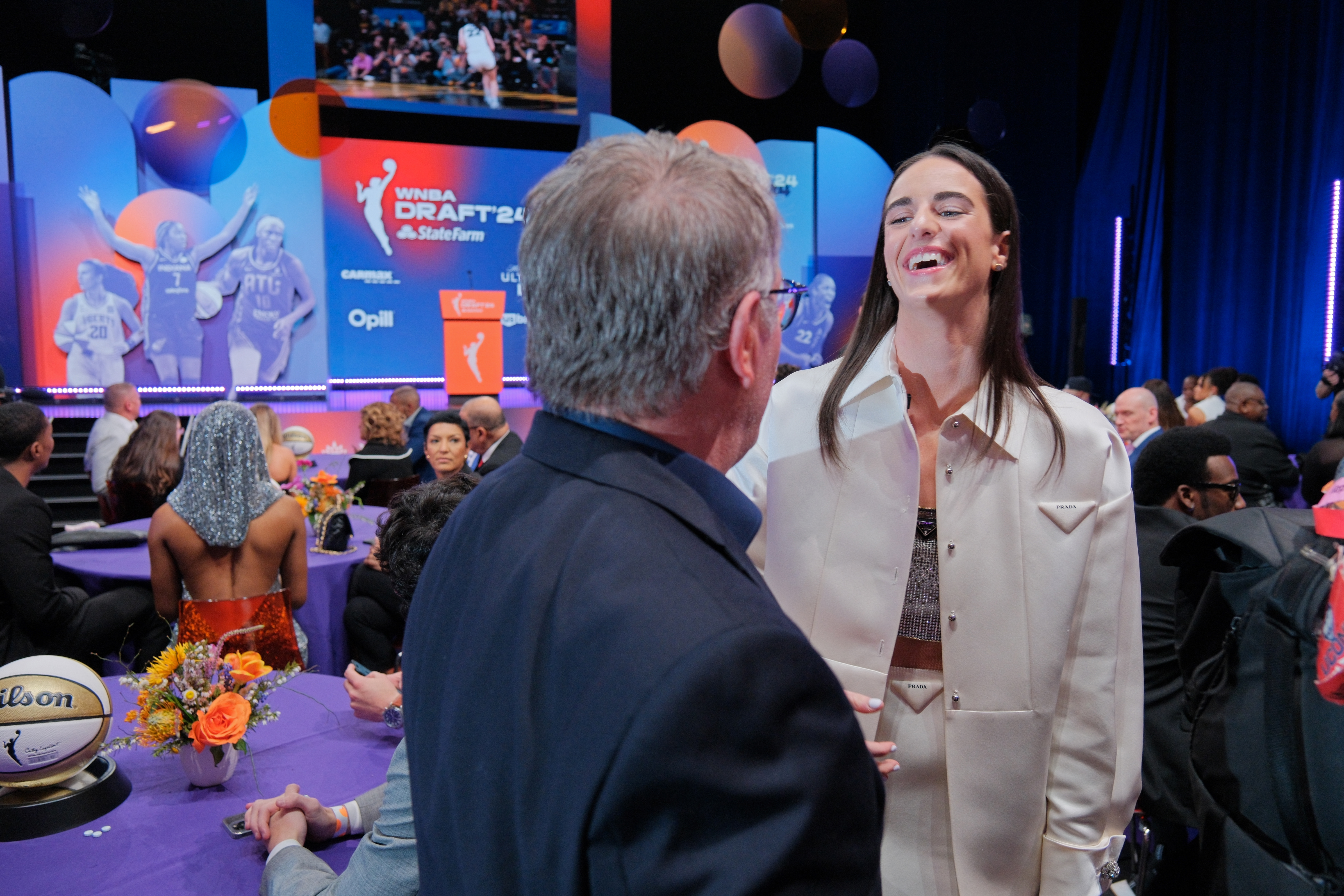 Geno Auriemma đứng về phía nào trong cuộc tranh luận giữa WNBA và Caitlin Clark - The Spun