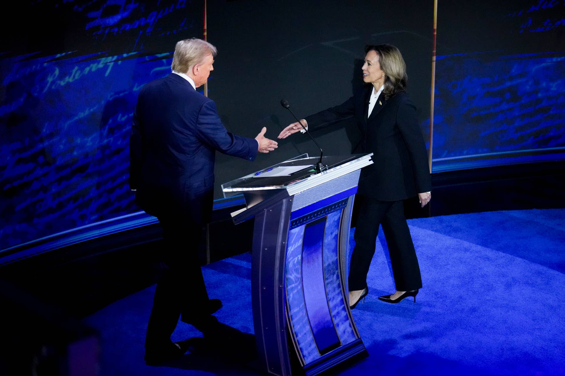Los Angeles Times Editorial Editor Resigns After Paper's Presidential ...