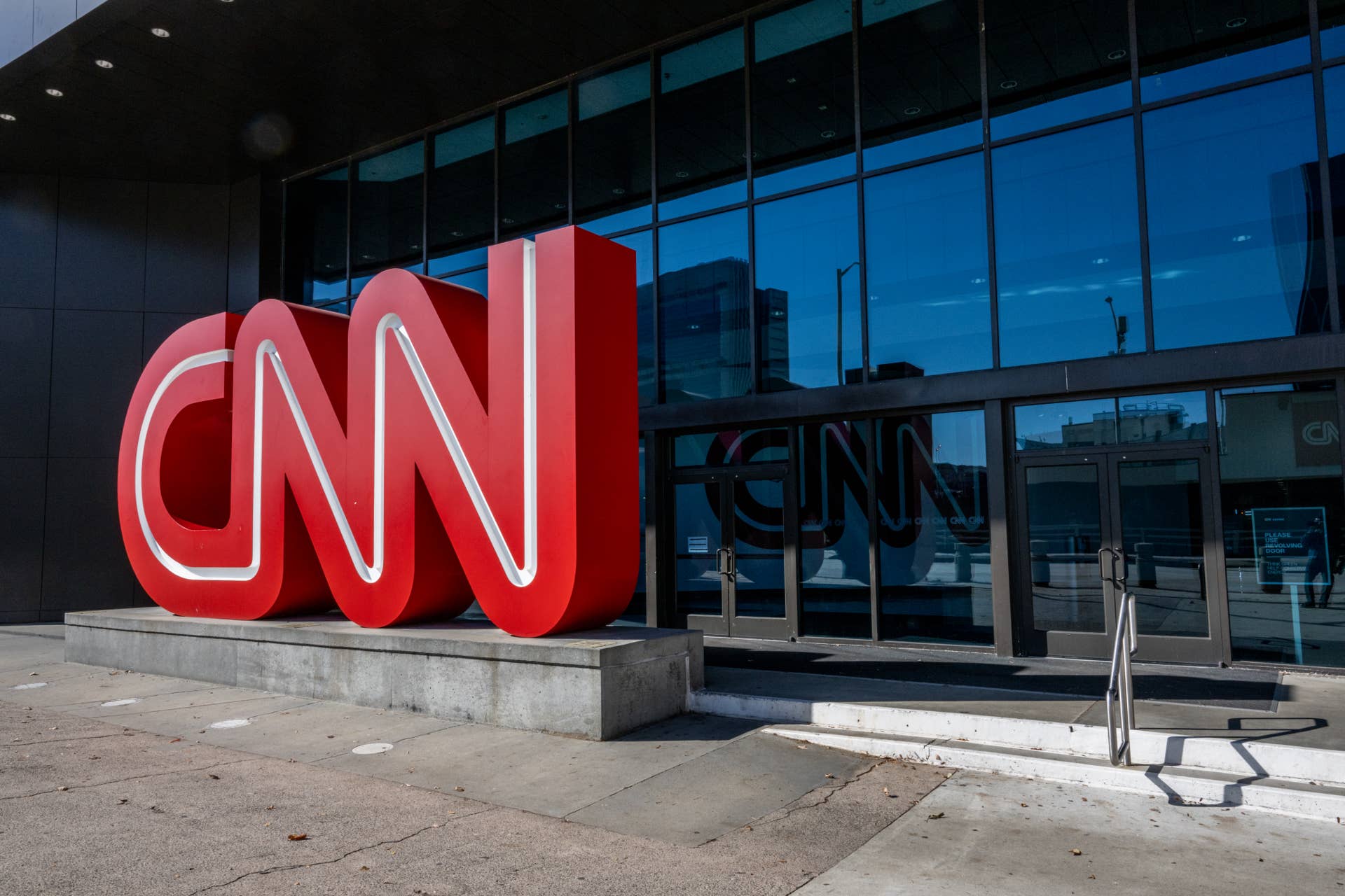 Legendary CNN Anchor Dead At 76 On New Year's Eve - The Spun
