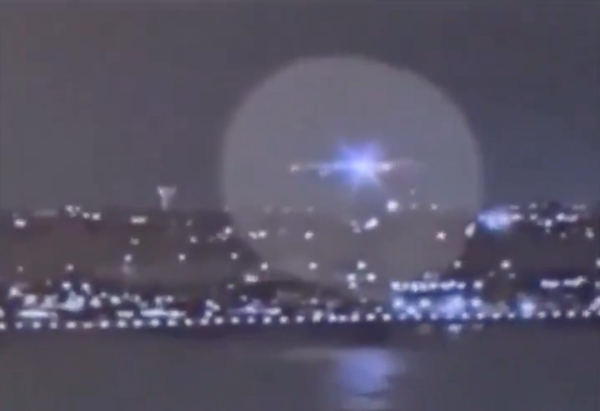 Horrifying Video Shows Plane Crashing Into Potomac River In Washington ...