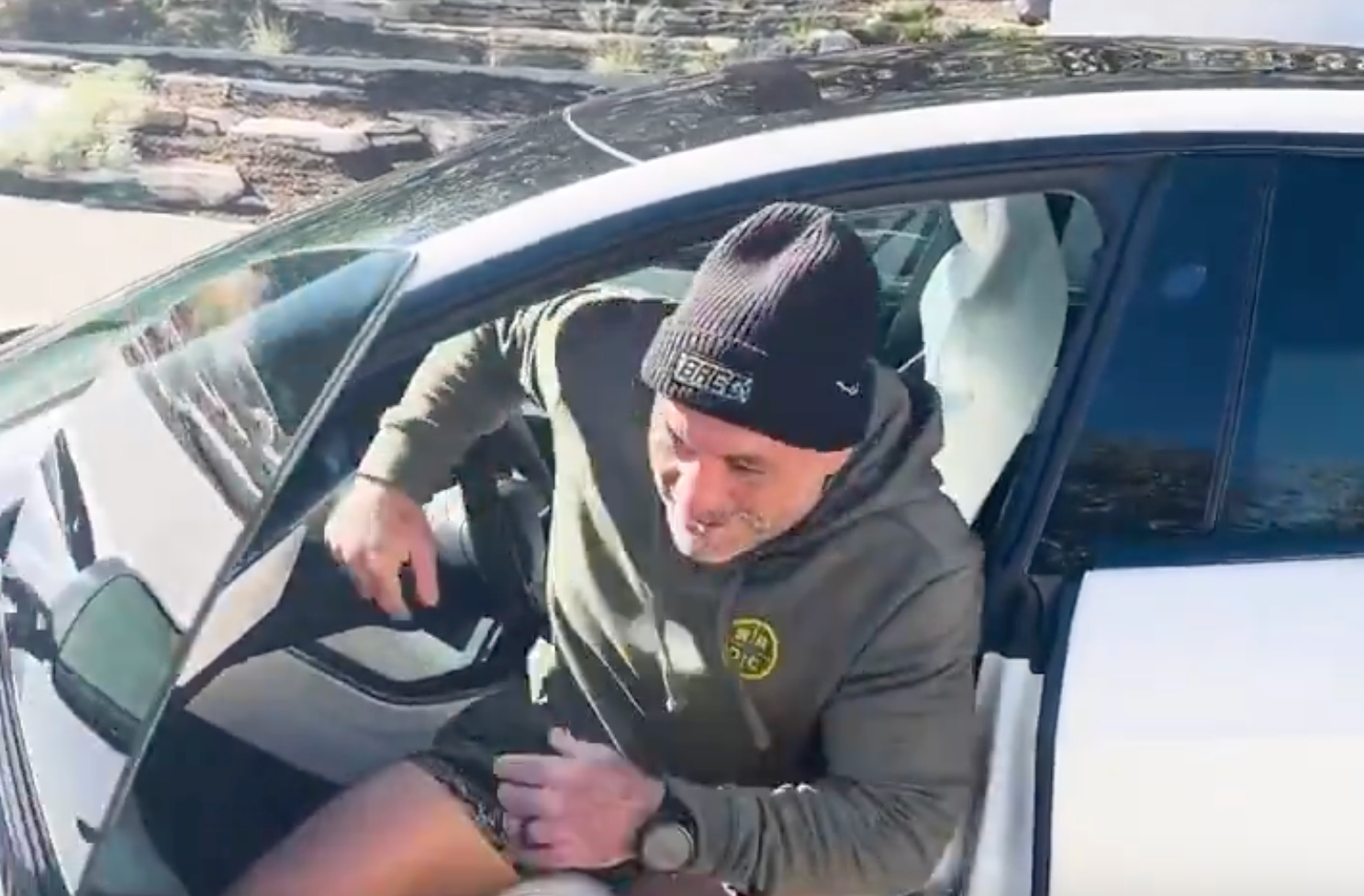 Joe Rogan Land Rover Elon Musk Had A 1-Word Reaction To Joe Rogan's New Car - The Spun