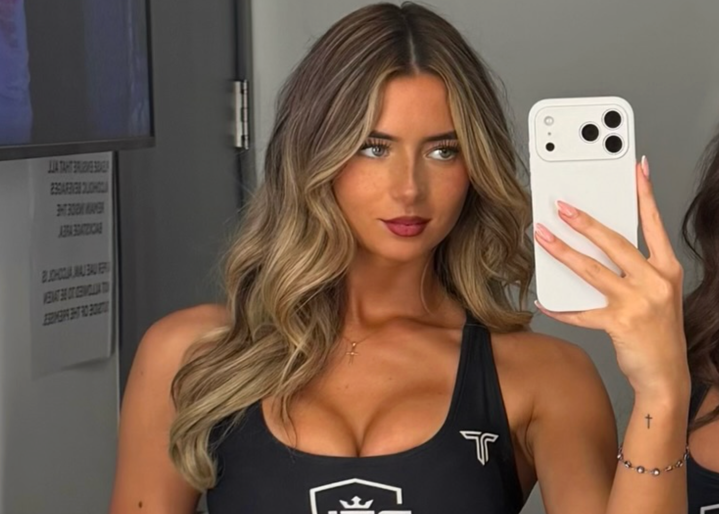 'Stunning' Ring Girl Who Went Viral Has Been Identified - The Spun