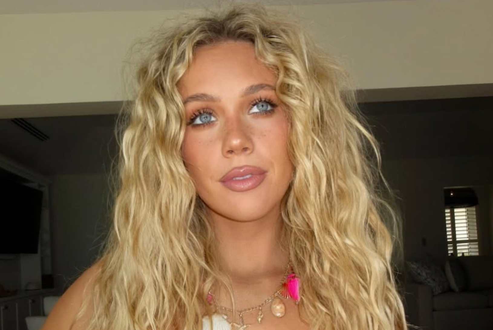 Country Music Star Sends Fans Into Frenzy With Swimsuit Photo - The Spun