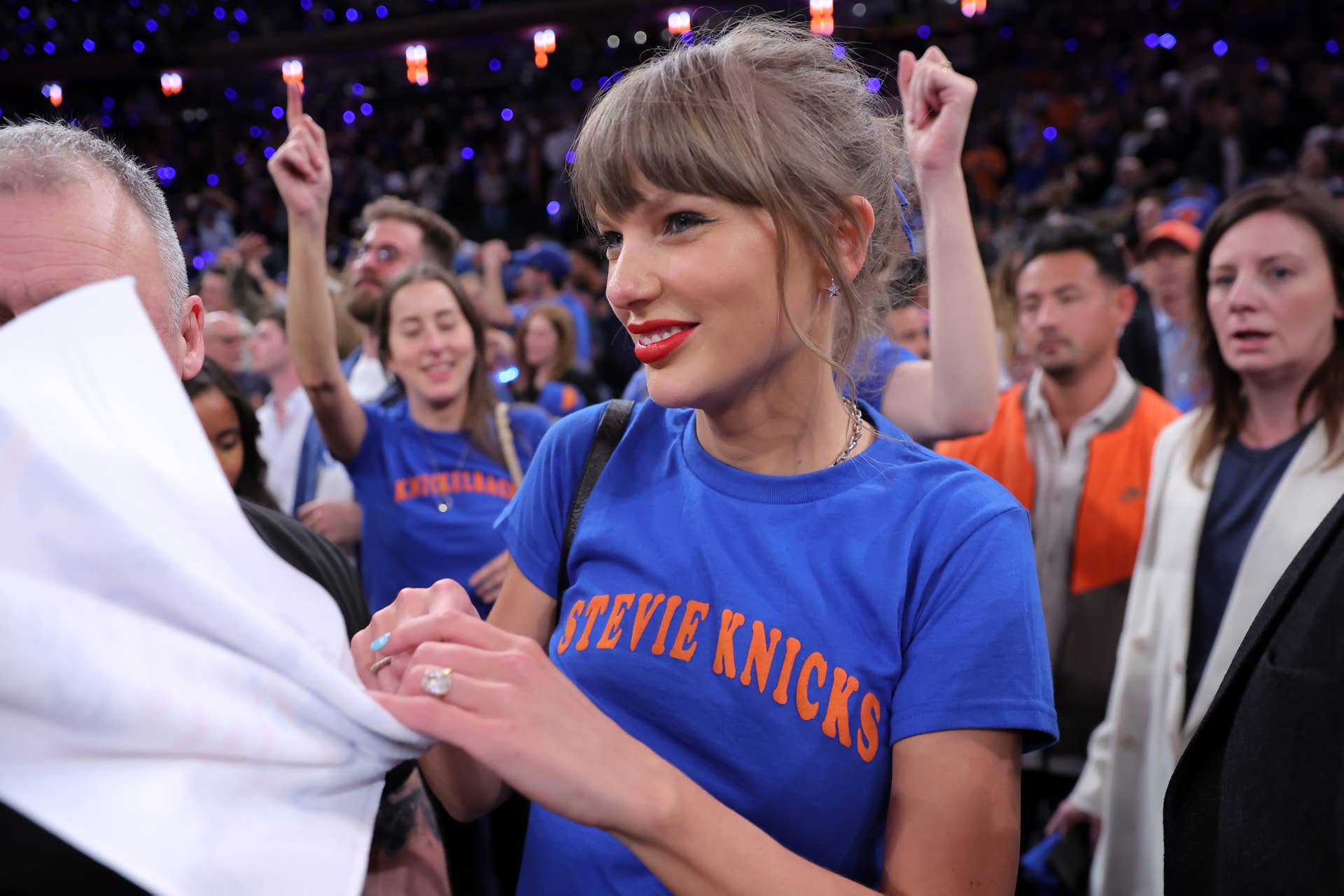 Taylor Swift Fans Demanding Apology From 'Rude' Knicks Announcer - The Spun