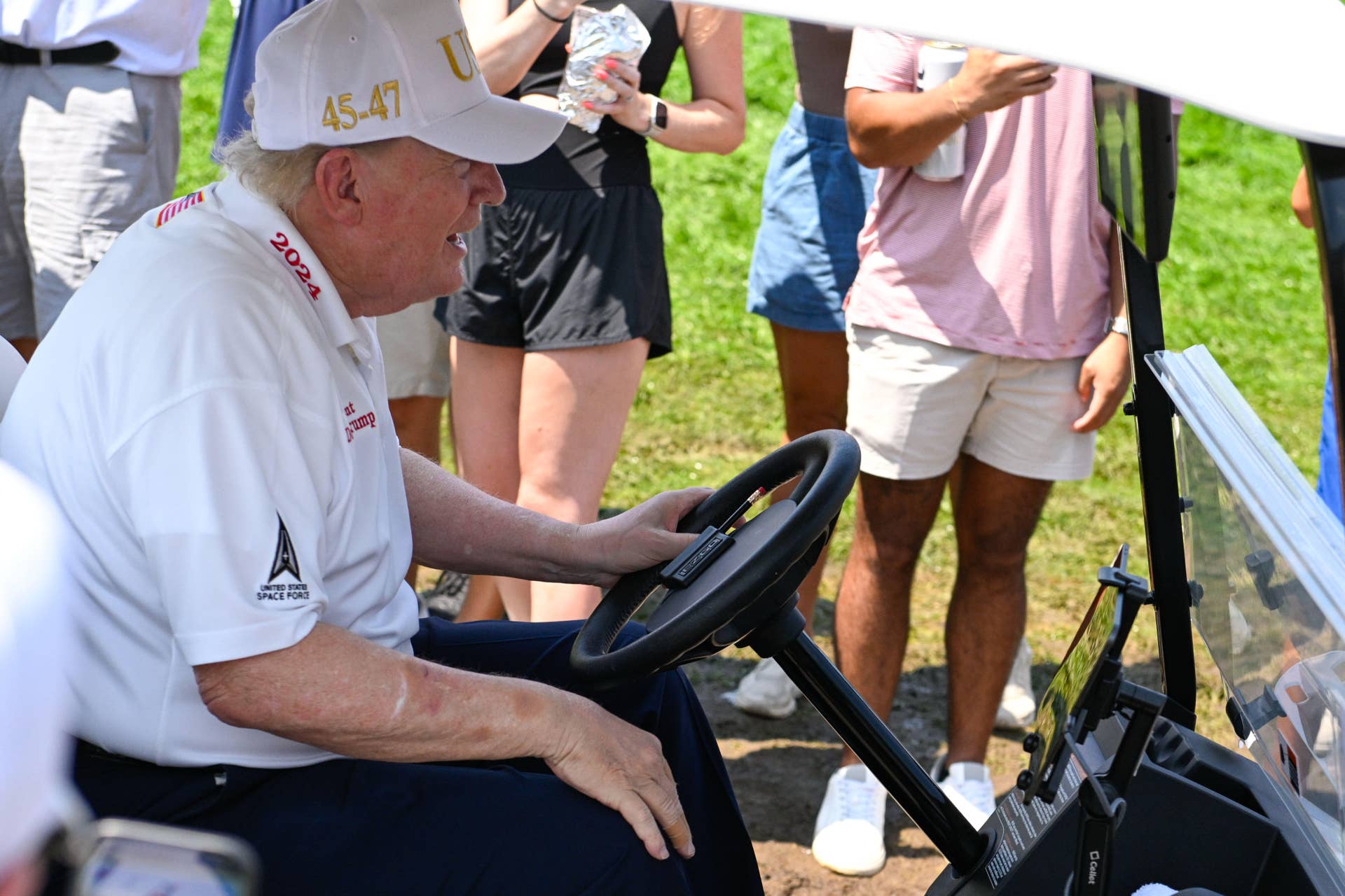 president-trump-supporters-worried-by-golf-course-photo-the-spun