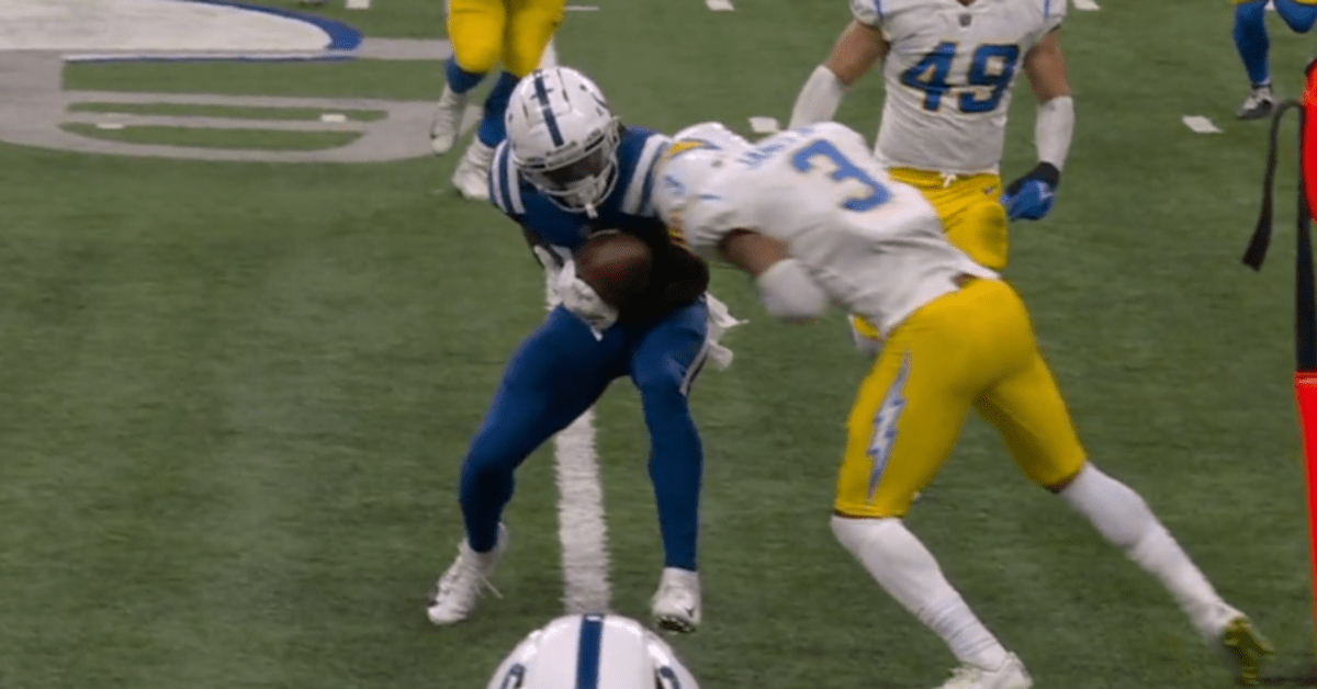 Chargers star Derwin James busts out wrestling move to stop Travis