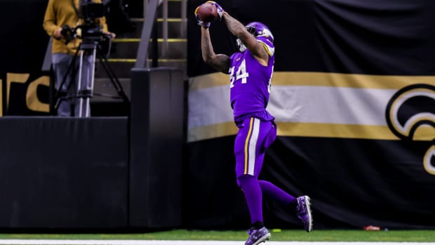 Irv Smith catches a pass for the Vikings against the Saints.