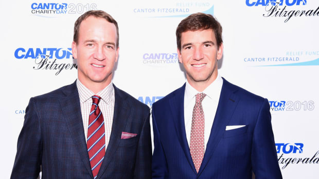 Peyton and Eli Manning on the red carpet.