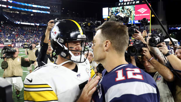 Ben Roethlisberger and Tom Brady shake hands on the field after a game.