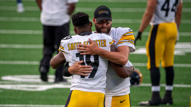 Pittsburgh Steelers wide receiver JuJu Smith-Schuster hugs quarterback Ben Roethlisberger.