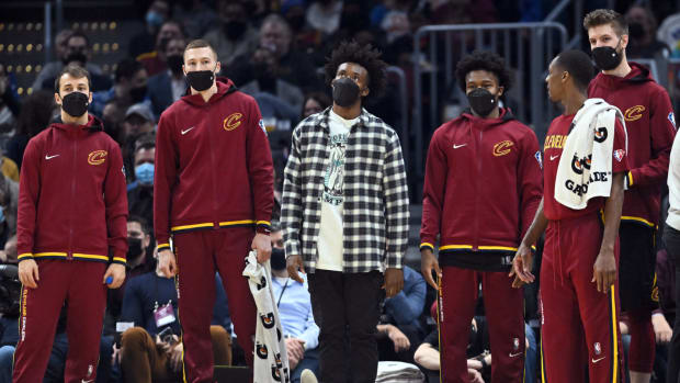 Cavs players on the bench.