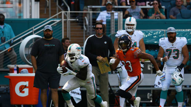Dolphins WR Jakeem Grant catches a pass against the Chicago Bears in 2018.