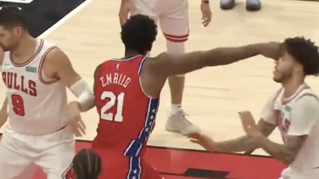 Joel Embiid nearly knocks out Lonzo Ball during Bulls-76ers.