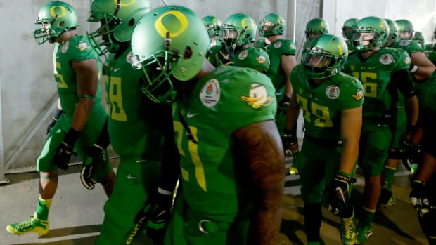 Oregon's players get ready to take the field during the Rose Bowl against Florida State.