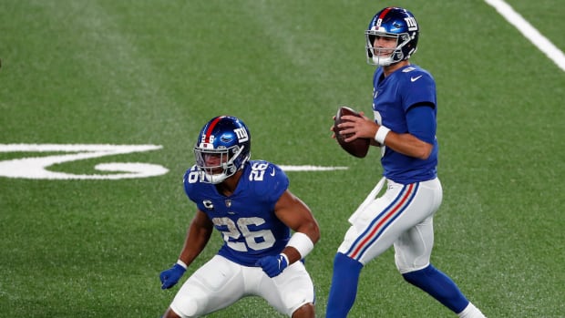 Saquon Barkley blocks for New York Giants quarterback Daniel Jones against the Steelers.
