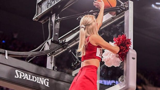 Arkansas cheerleader goes viral.