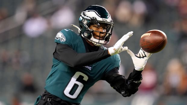 PHILADELPHIA, PENNSYLVANIA - DECEMBER 21: DeVonta Smith #6 of the Philadelphia Eagles warms up prior to a game against the Washington Football Team at Lincoln Financial Field on December 21, 2021 in Philadelphia, Pennsylvania. (Photo by Mitchell Leff/Getty Images)