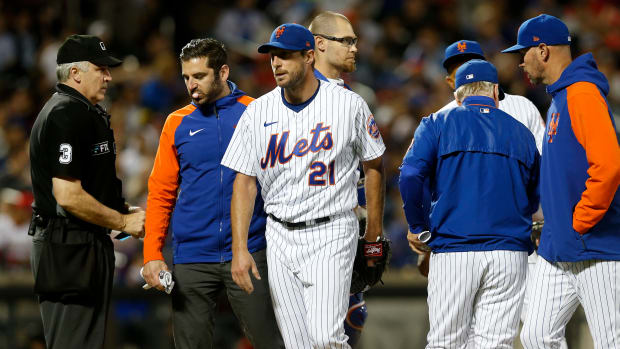 NEW YORK, NEW YORK - MAY 18:  Max Scherzer #21 of the New York Mets leaves a game in the sixth inning against the St. Louis Cardinals with assistant athletic trainer Joe Golia at Citi Field on May 18, 2022 in New York City. (Photo by Jim McIsaac/Getty Images)