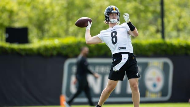 Kenny Pickett throwing a pass during OTAs for the Steelers.