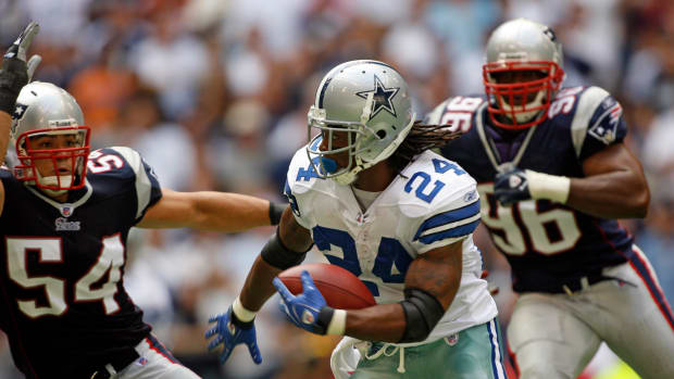 Marion Barber runs the football against the Patriots.