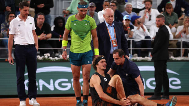 Alexander Zverev suffers injury at French Open.