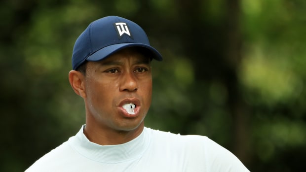 tiger woods chews gum at the masters