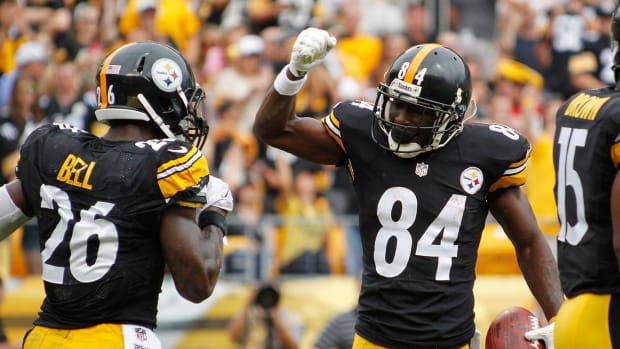 PITTSBURGH, PA - SEPTEMBER 28:  Antonio Brown #84 celebrates his touchdown with Le'Veon Bell #26 of the Pittsburgh Steelers during the first quarter against the Tampa Bay Buccaneers at Heinz Field on September 28, 2014 in Pittsburgh, Pennsylvania.  (Photo by Justin K. Aller/Getty Images)
