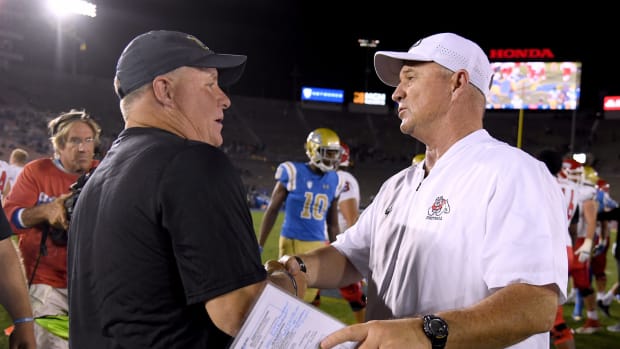 Jeff Tedford greets Chip Kelly.