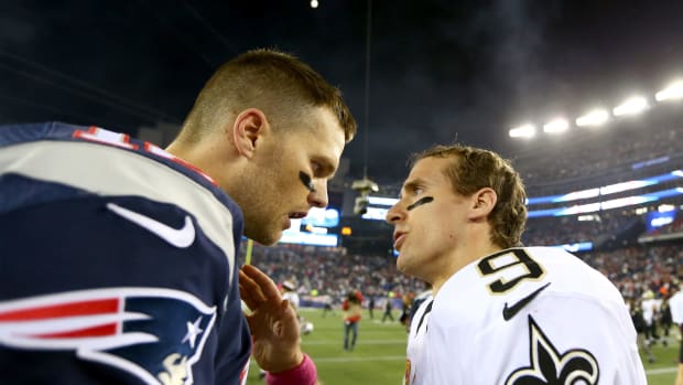 Tom Brady and Drew Brees shake hands after the game.