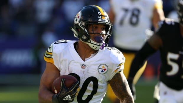 James Conner running the ball for the Pittsburgh Steelers.