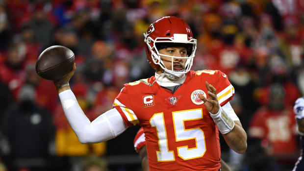 patrick mahomes throws a pass during the afc championship game