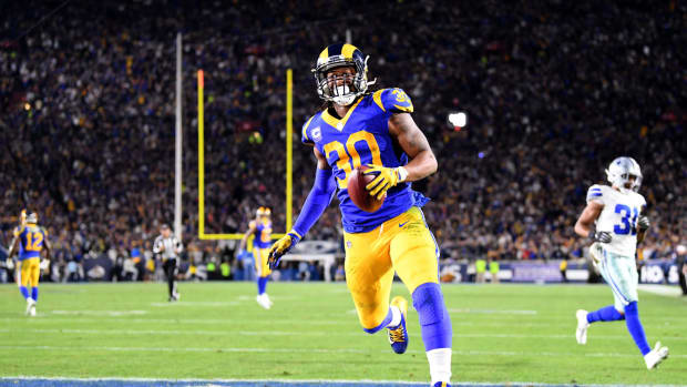 todd gurley scores a touchdown against the cowboys