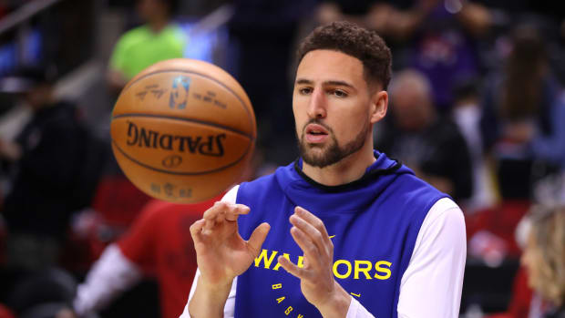 klay thompson warms up before game 2