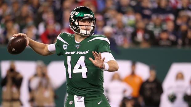 Sam Darnold winds up to throw a pass for the New York Jets.