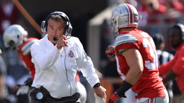 Urban Meyer pointing to one of his players.
