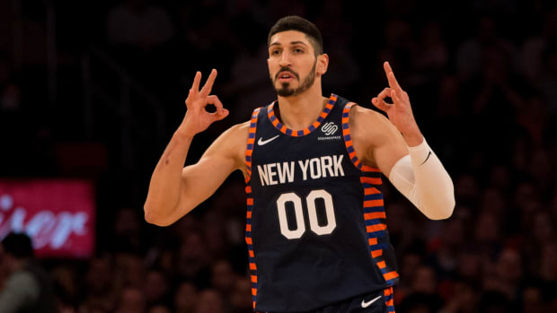 Enes Kanter playing basketball for the New York Knicks.