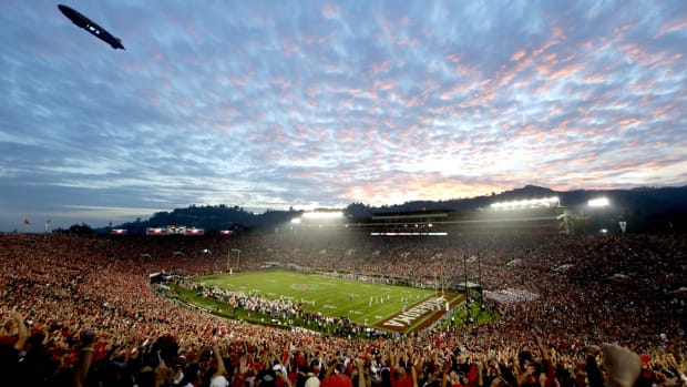 a wide shot of the rose bowl game