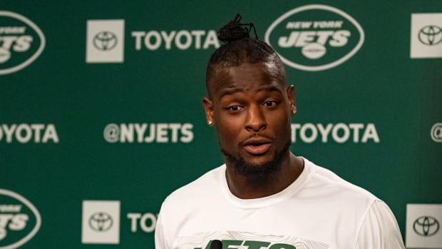 Le'Veon Bell talks to the media at New York Jets camp.