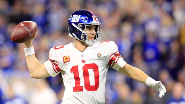 New York Giants QB Eli Manning throwing a pass.
