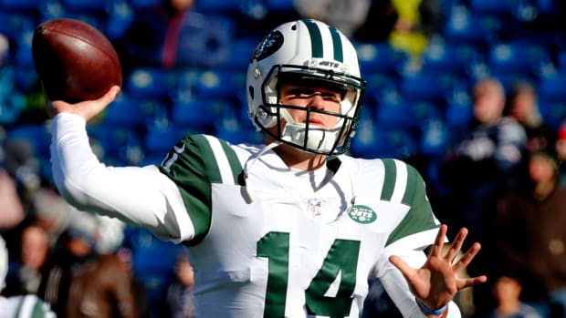 New York Jets QB Sam Darnold throwing a pass.