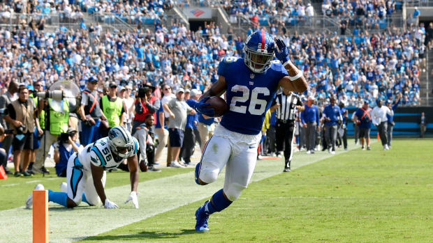 Saquon Barkley scores a touchdown for the Giants.