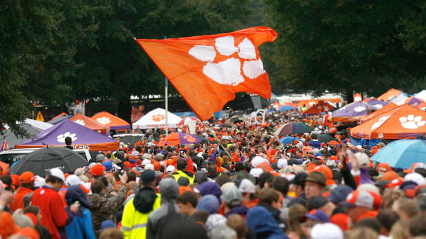 A view of a large Clemson tailgate.