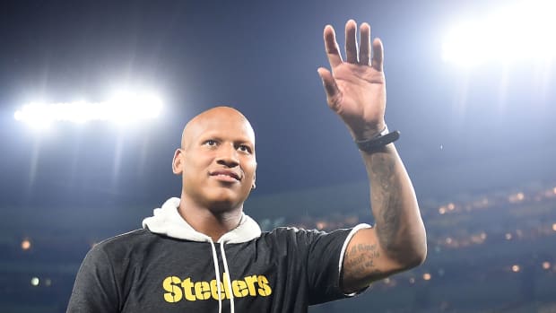 Ryan Shazier waves to the Pittsburgh Steelers crowd before an NFL preseason game.