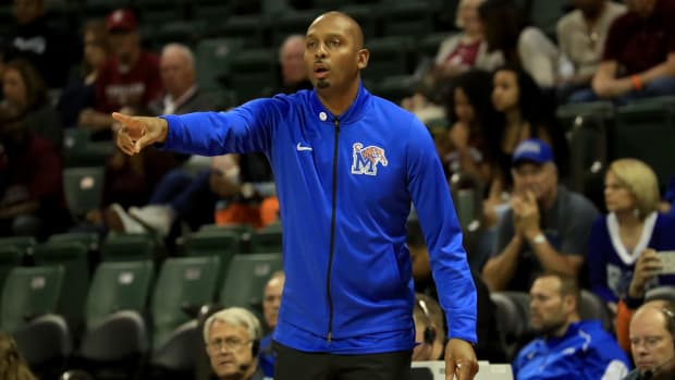 Memphis Tigers coach Penny Hardaway pointing.