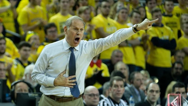 Michigan basketball head coach John Beilein pointing and yelling during a game.