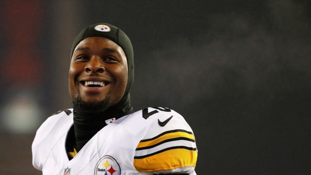 le'veon bell smiles during an afc championship game